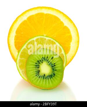 Verschiedene Arten von Früchten in Scheiben auf weiß isoliert Stockfoto
