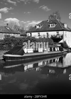 Schwarz-Weiß-Landschaft, Narrowboat, Kennet und Avon Canal, Hungerford, Berkshire, England, Großbritannien, GB. Stockfoto