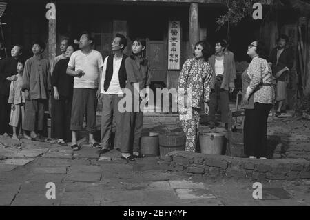 In 1973 Standbildern aus Shaos Film Siebzig Mieter reproduziert der Film die Szene von Hongkongs Wassermangel und Bürger Schlange, um Wasser Shen holen Stockfoto