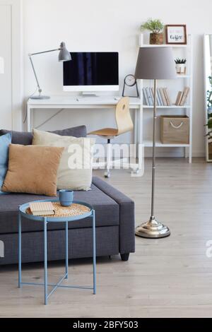 Vertikales Hintergrundbild von gemütlichen Wohnung Interieur in minimalem skandinavischen Design und Fokus auf Dekorelemente, kopieren Raum Stockfoto