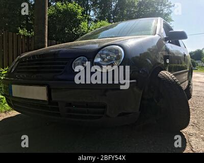 Auto mit einer Bohrung von Rost und Korrosion Stockfotografie - Alamy