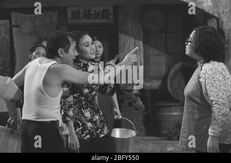 In 1973 Standbildern aus dem Hong Kong Shaw Film stritten sich Siebzig Mieter um Wasser der Schauspieler, der rechts Shanghai Woman spielt, ist Shen Di Stockfoto