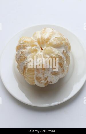 Frisch geschälte Pomelo oder bekannt als Citrus maxima, Citrus grandis isoliert auf weißem Hintergrund Stockfoto