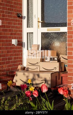 Große Sendung von amazon Lieferungen vor der Haustür während Coronavirus Covid-19 Sperrung in großbritannien verlassen Stockfoto