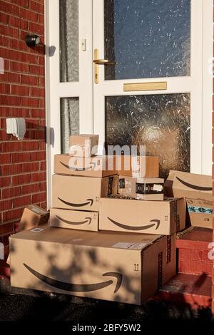 Große Sendung von amazon Lieferungen vor der Haustür während Coronavirus Covid-19 Sperrung in großbritannien verlassen Stockfoto