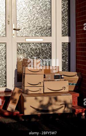 Große Sendung von amazon Lieferungen vor der Haustür während Coronavirus Covid-19 Sperrung in großbritannien verlassen Stockfoto