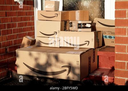 Große Sendung von amazon Lieferungen vor der Haustür während Coronavirus Covid-19 Sperrung in großbritannien verlassen Stockfoto