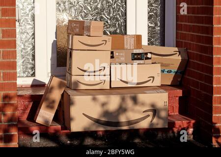 Große Sendung von amazon Lieferungen vor der Haustür während Coronavirus Covid-19 Sperrung in großbritannien verlassen Stockfoto