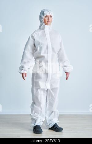 Frau im Bio-Hazard Anzug auf weißem Hintergrund. Stockfoto