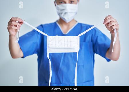 Nahaufnahme Porträt von Ärztin oder Krankenschwester mit Schutzmaske Stockfoto