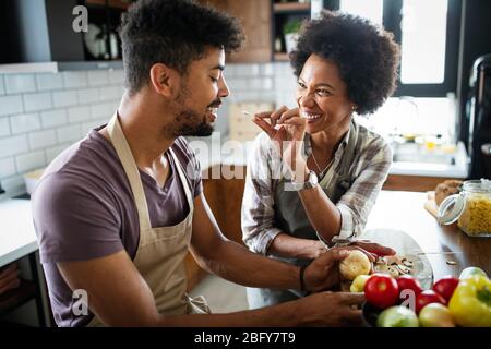 Glückliches Paar Vorbereitung gesundes Essen in der Küche Stockfoto