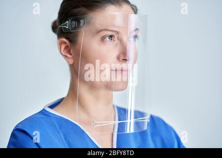 Nahaufnahme Porträt von Ärztin oder Krankenschwester trägt Gesichtsschutz Stockfoto