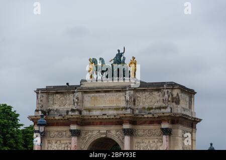 Einsetzung und Skulptur Statue des Friedens Reiten einer Quadriga auf Arc de Triomphe du Carrousel, Paris, Frankreich Stockfoto