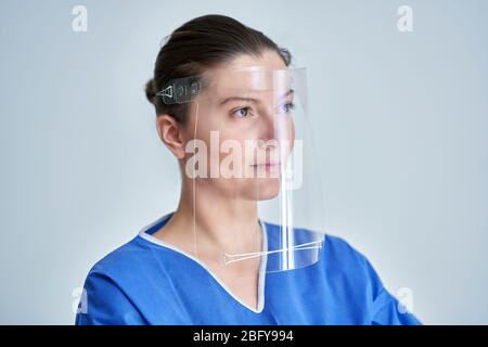 Nahaufnahme Porträt von Ärztin oder Krankenschwester trägt Gesichtsschutz Stockfoto