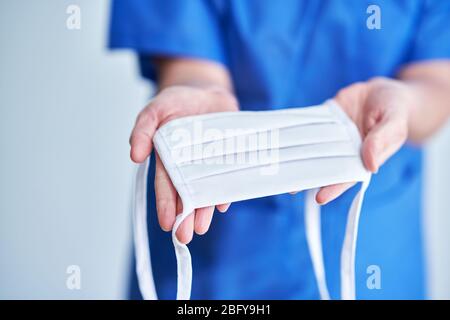 Nahaufnahme Porträt von Ärztin oder Krankenschwester mit Schutzmaske Stockfoto