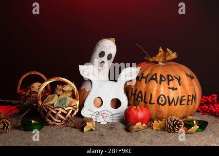 Trick or Treat halloween Masken und Eimer gefüllt mit Cookies auf farbigen Hintergrund Stockfoto