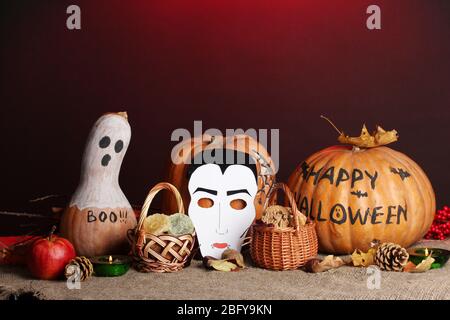 Trick or Treat halloween Masken und Eimer gefüllt mit Cookies auf farbigen Hintergrund Stockfoto