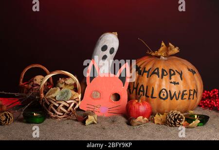 Trick or Treat halloween Masken und Eimer gefüllt mit Cookies auf farbigen Hintergrund Stockfoto