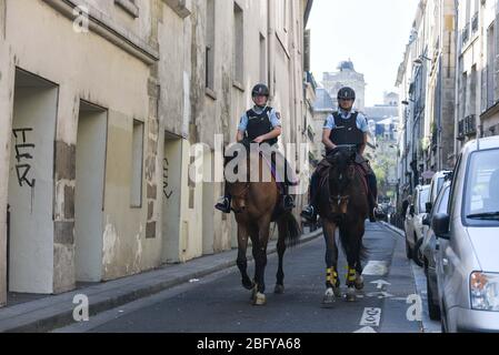 *** KEINE VERKÄUFE AN FRANZÖSISCHE MEDIEN ODER VERLAGE - RECHTE VORBEHALTEN *** 12. April 2020 - Paris, Frankreich: Französische Polizei auf Pferdepatrouillen in Paris während der Sperrung Stockfoto