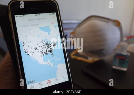 *** KEINE VERKÄUFE AN FRANZÖSISCHE MEDIEN ODER VERLAGE - RECHTE VORBEHALTEN *** 04. April 2020 - Paris, Frankreich: Eine Person hält ein Mobiltelefon mit einer der während der Pandemie entwickelten Covid-19-Apps. Mehrere Handy-Apps wurden gestartet, um Statistiken und Karten der Infektionen sowie eine Liste der Symptome bereitzustellen. Die Bedenken hinsichtlich des Datenschutzes nehmen auch im Hinblick auf die Verwendung von Geolokalisierungsdaten von Mobiltelefonen zu, um die Sperrung des Coronavirus-Ausbruchs zu überwachen. Stockfoto