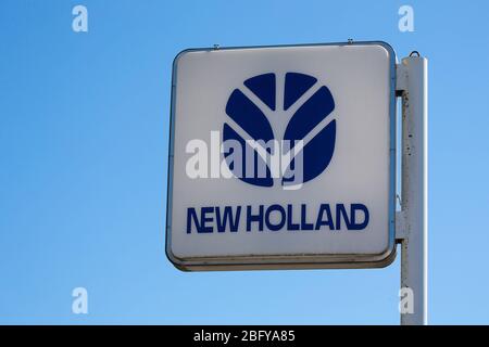 Osnabrück, Deutschland. April 2020. Osnabrück, Deutschland 04/19/2020: Symbolbilder - 2020 New Holland, Schriftzug, Logo, Feature/Symbol/symbolfoto/Merkmal/Detail/   Verwendung weltweit Quelle: dpa/Alamy Live News Stockfoto