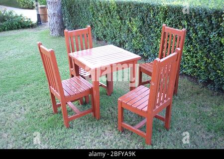 Tisch und vier Stühle stehen im Garten Stockfoto