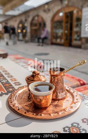 Traditioneller schwarzer bosnischer Kaffee in wunderschöner Kupferkeuze in Sarajevo Stockfoto