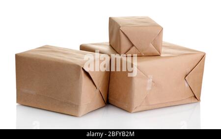 Pakete Boxen mit Kraftpapier, isoliert auf weißem Stockfoto