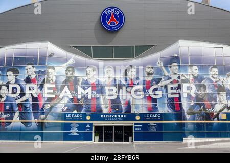 Das Fußballstadion Parc des Princes, in dem der Fußballclub Saint-Germain von Paris beheimatet ist, ist in Paris, Frankreich, mit einem verlassenen Blick und geschlossenem Eingangstor ausgestattet Stockfoto