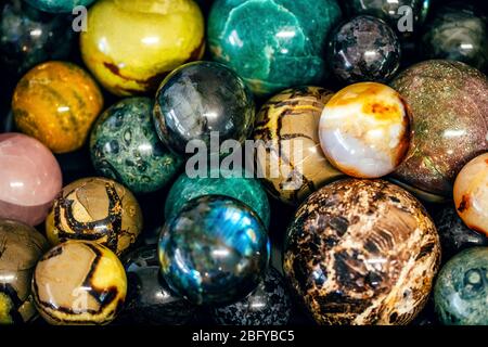 Verschiedene bunte Kugel geformten Steinen Mineralien Edelsteine. Natürlicher Hintergrund. Stockfoto