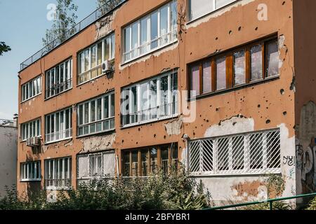 Durchsetzte Mauer nach dem Balkankrieg in Sarajevo, Bosnien-Herzegowina Stockfoto