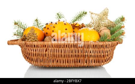 weihnachtskomposition in Korb mit Orangen und Tannenbaum, isoliert auf weiß Stockfoto