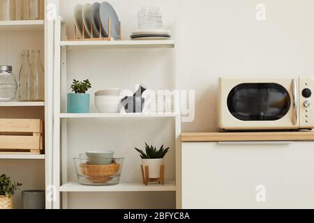 Nahaufnahme Hintergrundbild der weißen Küche Interieur mit minimalem Design und Holz offene Regale, kopieren Raum Stockfoto