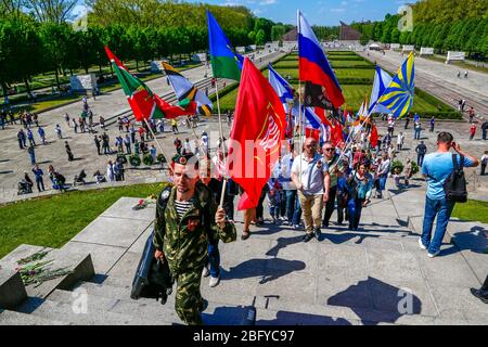 9. Mai 2016, Berlin, am Sowjetischen Kriegsdenkmal im Treptower Park, einem Denkmal und zugleich einem Militärfriedhof, erinnern zahlreiche Russen und Deutsch-Russen mit vielen bunten Fahnen an den 71. Siegestag am Ende des Zweiten Weltkriegs. Das Denkmal wurde 1949 in Deutschland auf Anweisung der sowjetischen Militärverwaltung errichtet, um die Soldaten der Roten Armee zu ehren, die im Zweiten Weltkrieg starben Über 7000 der in den Berliner Schlaghs verstorbenen Soldaten sind hier begraben. Weltweit verwendet Stockfoto