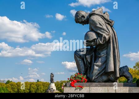 9. Mai 2016, Berlin, am Sowjetischen Kriegsdenkmal im Treptower Park, einem Denkmal und zugleich einem Militärfriedhof, erinnern zahlreiche Russen und Deutsch-Russen mit vielen bunten Fahnen an den 71. Siegestag am Ende des Zweiten Weltkriegs. Das Denkmal wurde 1949 in Deutschland auf Anweisung der sowjetischen Militärverwaltung errichtet, um die Soldaten der Roten Armee zu ehren, die im Zweiten Weltkrieg starben Über 7000 der in den Berliner Schlaghs verstorbenen Soldaten sind hier begraben. Die Skulptur eines knienden Soldaten am mittleren Portal. Usage World Stockfoto