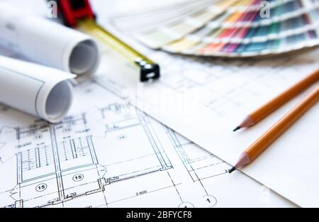 Architect Arbeitsplatz - Draufsicht. Architekturprojekt, Blaupausen, Blaupausen auf dem Tisch. Bauhintergrund. Engineering-Tools. Kopierbereich Stockfoto