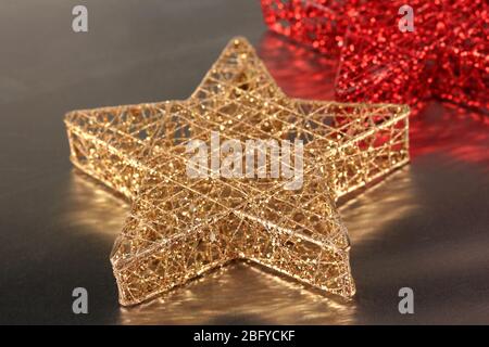 Weihnachtssterne auf grauem Hintergrund Stockfoto