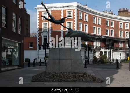 Boy with a Dolphin Statue Bronze on Cheyne Walk, London SW3 von Sir David Wynne Stockfoto