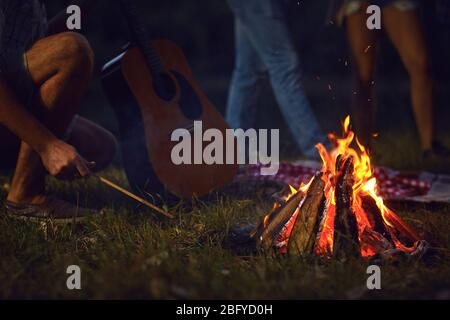 Lagerfeuer nachts bei einem Picknick der Freunde im Herbst Stockfoto