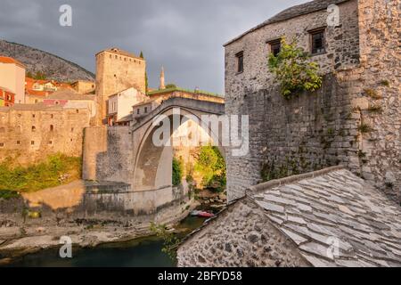 Stari Most Bridge bei Sonnenuntergang in der Altstadt von Mostar, BIH Stockfoto