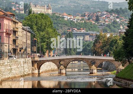 Lateinbrücke am Fluss Miljacka in Sarajevo, BIH Stockfoto