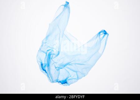 Oben Blick auf blauen Plastiktüte schwimmend isoliert auf weißem Hintergrund, Abfallsortierung und Management-Konzept, Kopierraum Stockfoto