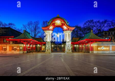 Berlin, Deutschland. April 2020. 11.04.2020, Berlin, Zoologischer Garten Berlin, Eingangsbereich von der Budapester Straße mit dem imposanten Elefantentor im ostasiatischen Stil am Abend mit stimmungsvoller Beleuchtung. Kredit: dpa/Alamy Live News Stockfoto