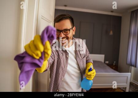 Junge Mann ist obsessiv Reinigung der Wohnung. Stockfoto