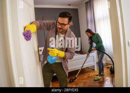 Junges Paar putzt ihre Wohnung. Stockfoto