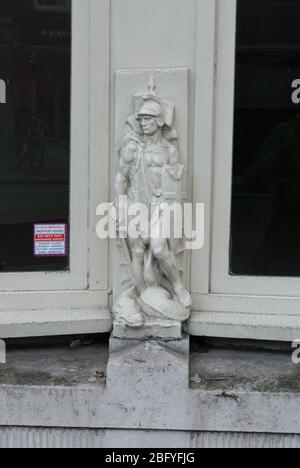 Geschnitzte Steinstauen im Erkerfenster in Chelsea, London SW6 Stockfoto