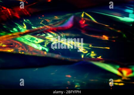 Holographische dunkle Farbe zerknitterte Folie. Holografische Oberfläche mit glänzendem Gefühl. Gut für Luxus Hintergrund. Stockfoto