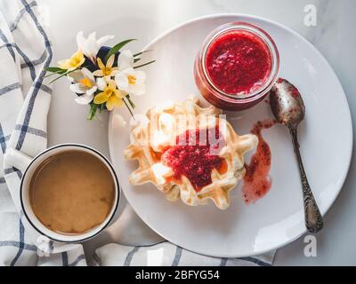 Eis und duftende Waffeln. Nahaufnahme Stockfoto