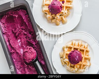 Eis und duftende Waffeln. Nahaufnahme Stockfoto