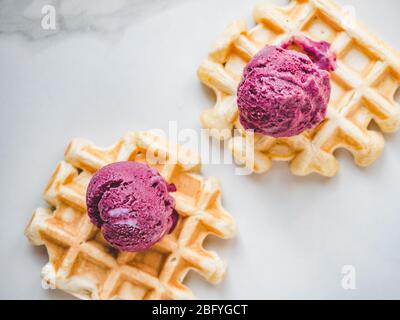 Eis und duftende Waffeln. Nahaufnahme Stockfoto